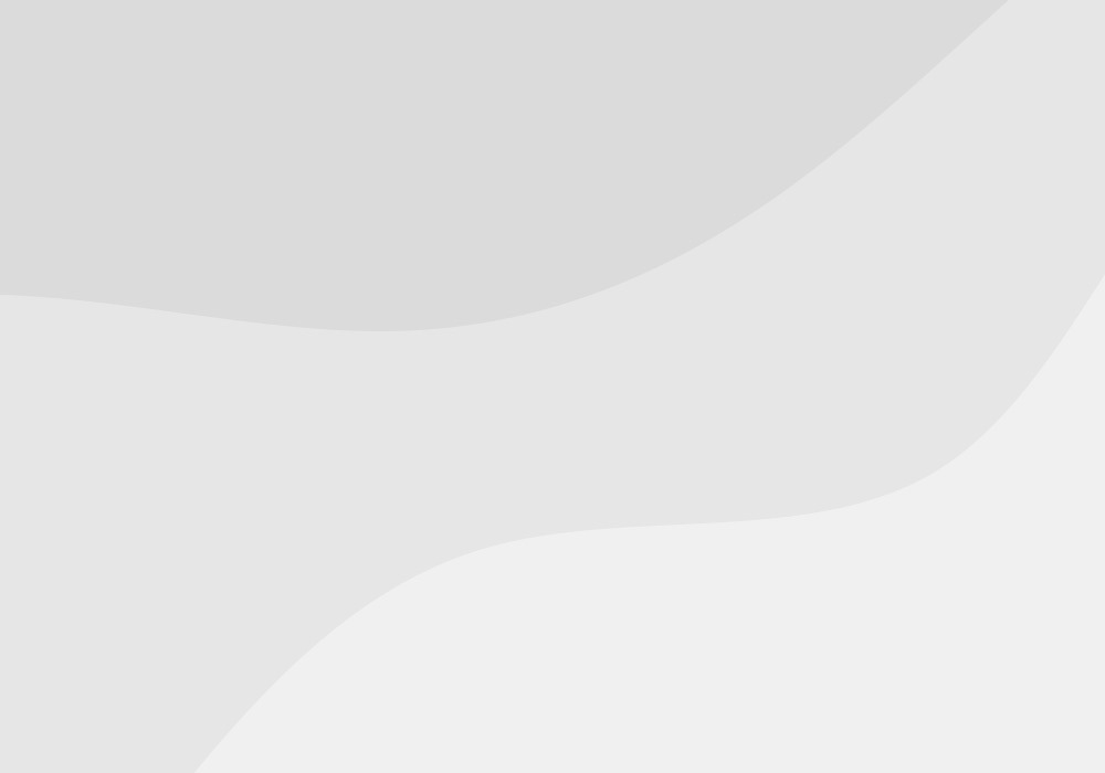 Maquette 3D d’une maison en construction posée sur des plans d’architecte, avec un graphique coloré de performance énergétique de A à G et un ordinateur portable affichant des dessins techniques.